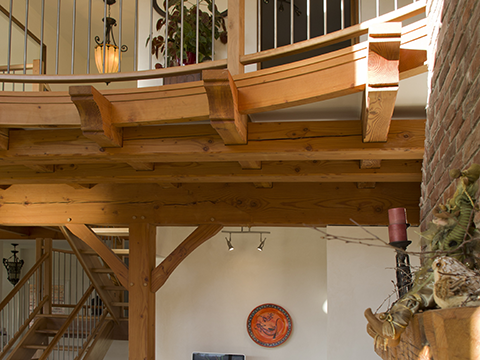 Vu d'un balcon intérieur fait de bois, dans une maison avec des murs faits en chanvre
